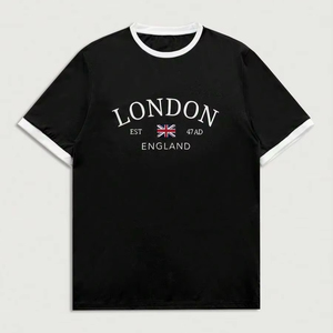 T-shirt noir à manches courtes avec bordures contrastées, lettrage et imprimé drapeau. Personnalisation directe en usine disponible F10 - Product Image 1