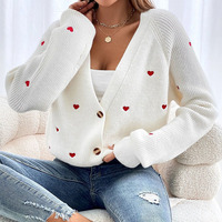Cardigan en tricot ample à col en V et manches longues, style doux, avec broderie et imprimé cœur