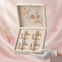 Coffret Cadeau Parfum Coque en Papier Texturé Crème Semi-circulaire avec Insert Rose Flocqué Intérieur Fleur de Cerisier Doré Rose 6 Pièces