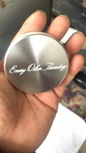 Molino de Hierbas con Logotipo Personalizado al por Mayor, Grabado Láser UV, 50, 63, 75 mm, Molinillo de Hierbas de Acero Inoxidable - Product Image 5