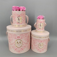 Boîte cadeau ronde rose en matériaux recyclés avec laminage mat et gaufrage pour les fleuristes et les roses