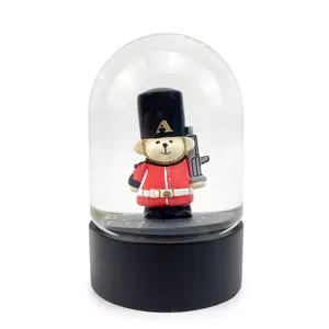 カスタマイズされた樹脂スノーフレーククリスタルボール飾りギフト英国風テディベア兵士漫画人形エイリアン樹脂クリスタルボール