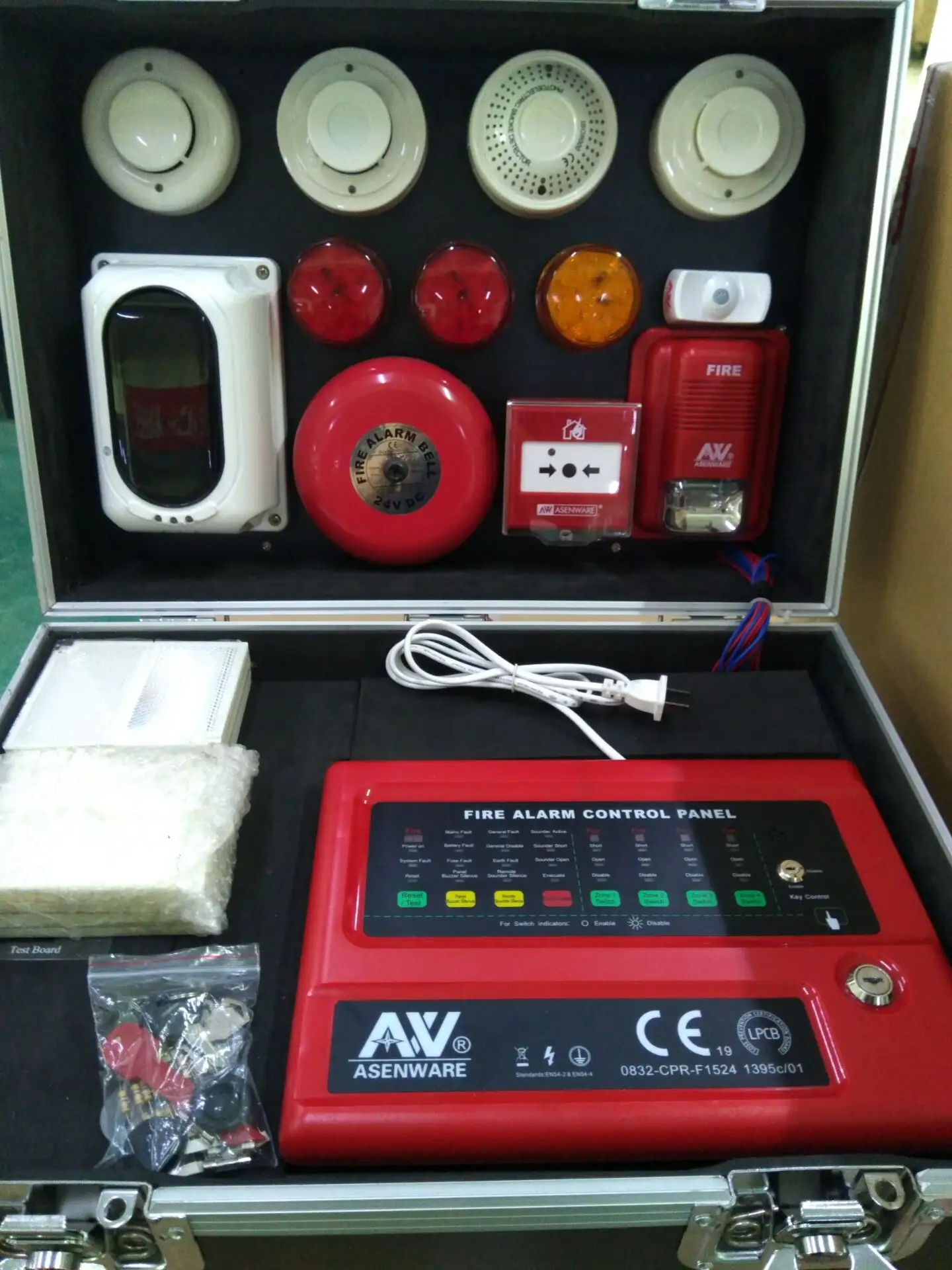 ショーケースに従来型火災警報システム2166シリーズを完成