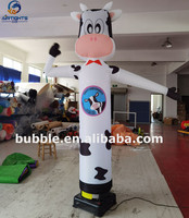 Vente directe d'usine, vache gonflable personnalisée de 2,5 m de haut, danseur d'air qui agite la main, animal gonflable pour la promotion