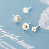 Anting-anting tusuk bunga daisy lucu dari perak sterling 925 untuk hadiah perhiasan pelajar