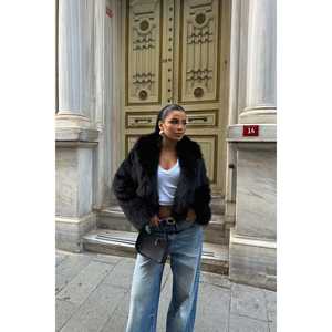 Abrigo largo reversible Rufina negro de piel sintética con estampado vintage a rayas, cremallera y botones, corte ajustado, con revestimiento de seda y lana color camel. - Product Image 1