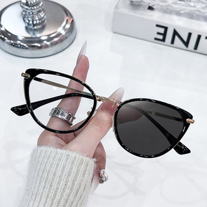 Gafas Metálicas Unisex de Diseño Moderno y Elegante con Forma de Ojo de Gato, con Patrón de Letras, Fotocromáticas y Estilo Personalizado en Línea - Product Image 2
