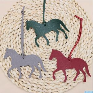 Moda PU cuero caballo bolso encantos creativo Animal mujer bolso colgante mochila colgante accesorios llaveros llavero regalos - Product Image 4