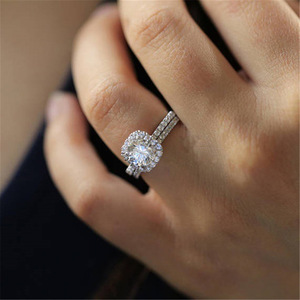 Anello con pietra rotonda scintillante per donna, stile micro pavé, elegante anello alla moda, gioiello da indossare tutti i giorni - Product Image 2