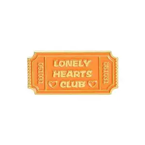 도매 사용자 정의 아연 합금 하드 에나멜 옷깃 핀 오렌지 티켓 외로운 심장 클럽 실버 도금 금속 배지 제조 업체 핀