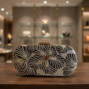 Pochette de soirée demi-lune artisanale en perles écologiques, motif floral noir et blanc, étui rigide pour mariage et fête - Product Image 2