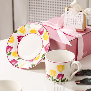 Set di Tazza da Caffè in Ceramica con Piattino Dipinto a Mano con Tulipani, Design Moderno ed Elegante per il Tè del Pomeriggio - Product Image 5