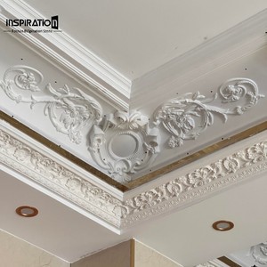Delicada frisa GRG con banda continua de corona de laurel que rodea la habitación con un significado simbólico de victoria y elegancia. Columna romana clásica. - Product Image 4