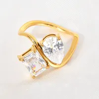 Einzigartiger Zirkon-Edelstahl-Mode-Ring im asymmetrischen offenen Stil mit glänzenden quadratischen und tropfenförmigen Einsätzen