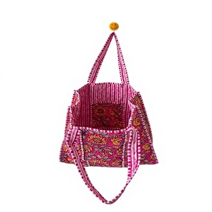 Bolso Tote de Algodón Rosa Acolchado Hecho a Mano, Estilo Bohemio con Paneles Florales, Abierto por Arriba, Casual para Uso Diario, Estilo Vintage - Product Image 1