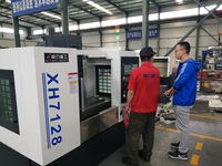 XH7128 Petite fraiseuse verticale CNC Fraiseuse CNC 3 axes Centre d'usinage CNC