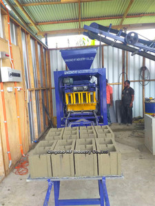 Machine à fabriquer des blocs creux en béton de ciment de 6 pouces automatique pour la construction de bâtiments QT4-26 - Product Image 2