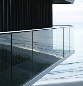 Système de balustrade en verre en forme de U avec panneaux en verre trempé transparent pour <span class=keywords><strong>clôture</strong></span> et protection de balcon de luxe en bord de mer - Product Image 1