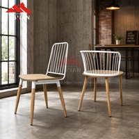 Chaise de café en métal OEM de haute qualité sur mesure avec finition imitation bois pour les projets de cafés, de restaurants rapide et de cantines
