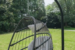 Fauteuil suspendu en rotin PE fait main avec coussin, design moderne pliable pour patio, cour, mobilier d'extérieur - Product Image 4