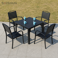 Ensemble de tables et chaises de bistrot modernes en aluminium léger et durable pour l'extérieur, idéal pour les villas, les parcs, les hôtels et les patios.