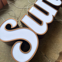 Enseigne lumineuse avec logo néon personnalisé illuminée par LED Lettre décorative promotionnelle pour les écoles et les hôpitaux