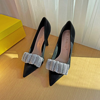 31-44 Büyük Küçük Dzzzs Düz İnternet Ünlüsü İnci Parlaklığına Sahip Kumaş Boncuklu Sivri Burunlu Alçak Topuklu Stiletto Ayakkabılar 6-8cm Kauçuk Taban