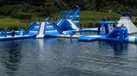 Parc flottant gonflable avec trampolines aquatiques, obstacles d'aventure et structures de jeux aquatiques pour les stations balnéaires