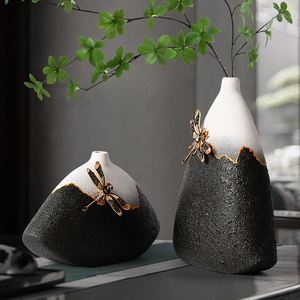 Jarrón de Cerámica Blanco y Negro con Decoración de Libélula, Estilo Zen Chino, Adorno para Sala de Estar, Comedor o Entrada - Product Image 1