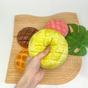 1 unidad de modelo de pan de piña simulado de rebote lento, modelo de pan de imitación para fiestas, material de PU para aliviar la presión - Product Image 3