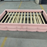 Lit gigogne moderne pour enfants avec cadre en bois et tissu Teddy rose capitonné, lit d'appoint coulissant, options multi-tailles