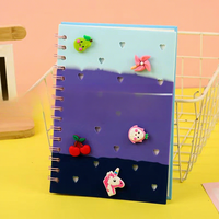 Carnet à spirale 80 feuilles avec couverture PU, motif dessin animé mignon et bouton cœur, idéal comme cadeau de papeterie pour les élèves et les prix scolaires