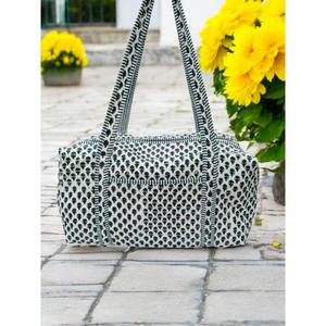 Bolsa de lona acolchada de algodón hecha a mano, duradera, ligera, con interior espacioso, diseño elegante con estampado de bloques, ideal para el uso diario. - Product Image 1