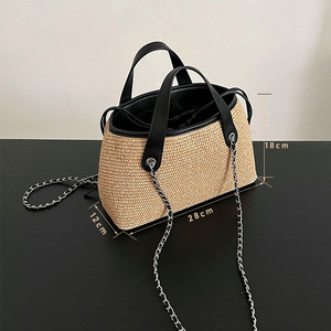 Sac fourre-tout en paille de raphia tressé, sac de plage haut de gamme et polyvalent pour femme, sac à bandoulière élégant et stylé avec chaîne - Product Image 6