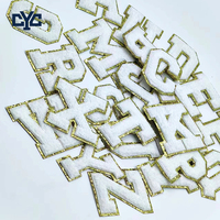 Patchs brodés en chenille alphabet lettres Varsity professionnelles blancs et roses avec bordure à sequins dorés – 26 lettres