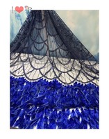Tissu de dentelle perlée de paillettes de cristal de conception de pétoncle avec le fond emplumé pour la robe de haute couture de mode