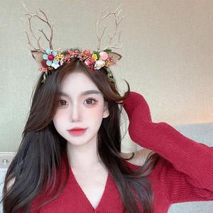 Serre-tête de Noël lumineux avec bois de cerf et branches d'hiver, accessoire de coiffure et de cheveux, ornements de Noël - Product Image 1