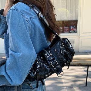 Sac bandoulière noir clouté pour femme avec fermeture éclair et sangle réglable – Collection Automne 2025 - Product Image 1