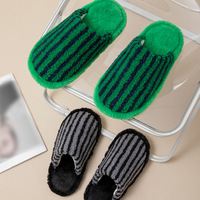 Chaussons plats en peluche rayés pour femmes, version hiver chaude, doux et confortables, avec embout de protection, pour la maison