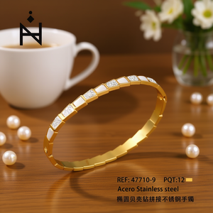 Bracciale in Acciaio Inossidabile con Conchiglia Ovale e Diamanti, Tono Dorato, Gioielli alla Moda - Product Image 3