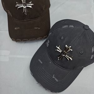 Cappellino da Baseball in PVC Stile Coreano Trendy con Grande Logo in Metallo, Versatile e Indispensabile per Uscire; Design Unisex Regolabile - Product Image 3