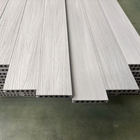 Planches de terrasse en composite durables avec texture bois pour les sols de jardin extérieurs et les projets d'aménagement paysager commercial