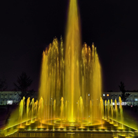 Fuente de Agua Musical Circular para Exteriores con Iluminación LED Dorada, Chorro Alto Decorativo para Plazas y Espectáculos