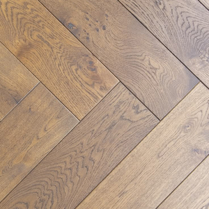 Parquet en chêne blanc européen brossé multicouche FSC, qualité AB, antimicrobien, système clic, 15 mm, chevrons, en salle d'exposition - Product Image 1