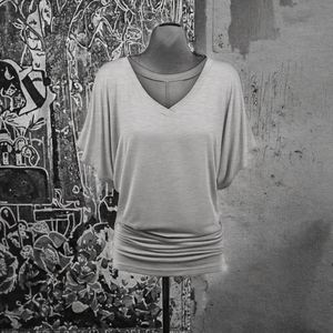 Camiseta corta femenina de lino y elastano, transpirable, de corte ajustado, precio accesible, lavable, fabricada en Vietnam y empaquetada. - Product Image 3