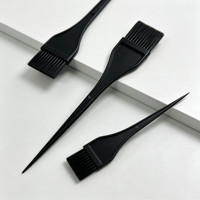 Brosse à coloration capillaire en plastique en gros, peigne à queue pointue pour sectionnement, brosse à teinture à poils doux pour usage en salon de coiffure