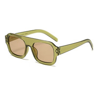 Lunettes de soleil carrées à double pont vintage pour hommes avec verres gris océan, monture rouge transparente en PC et rivets verts
