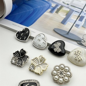 Botones de aleación en forma de corazón con decoración de perlas y diamantes de imitación, estilo vintage, botón con vástago para suéteres y prendas de punto para mujer - Product Image 2