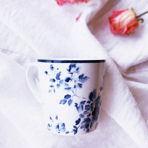 Assiettes et plats en porcelaine bleue et blanche avec motif rose en encre aquarelle sous glaçure - Product Image 5