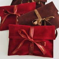 Pochette à rabat en suède personnalisée BSCI pour bijoux et maquillage, sac cadeau en velours avec ruban, pochette pour montre